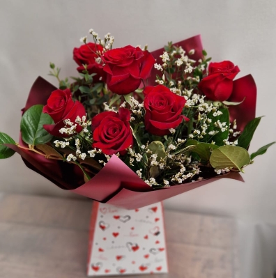 6 red roses