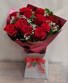 12 red roses